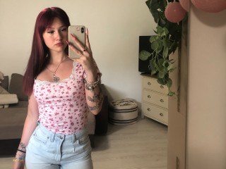 Alter: 18 / Widder - Alter: 163 / schlank - Geschlecht: weiblich - Ausrichtung: bisexuell - Haare: rot / mittellang - Piercing: keins - bewebmaster-Alter: C - Hautfarbe: weiss - Augen: braun - Rasur: teilrasiert